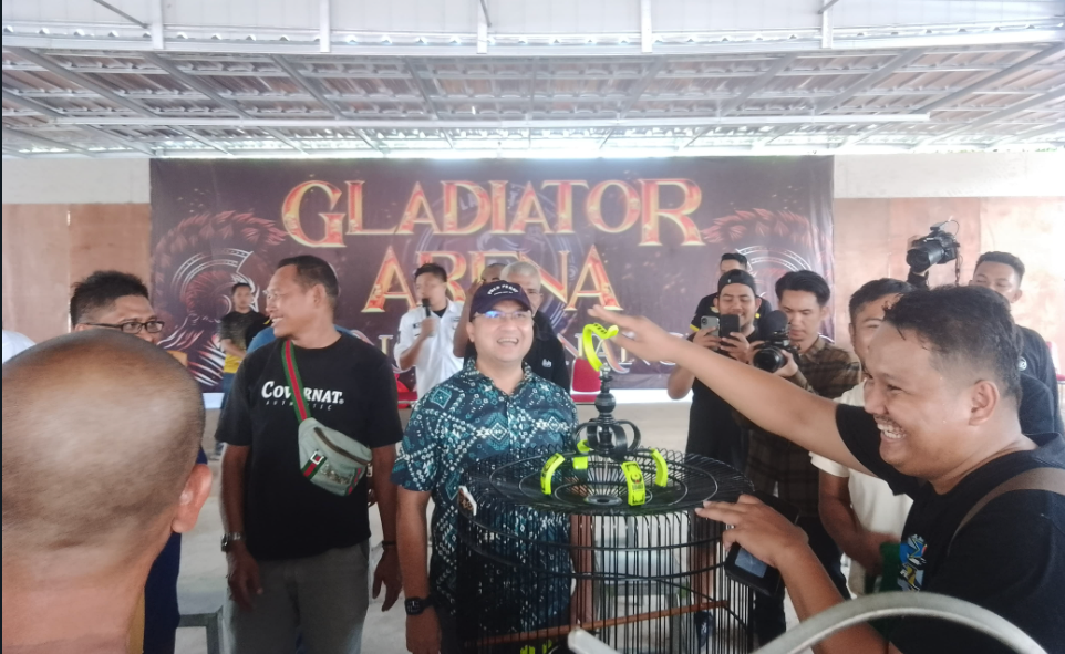 Gladiator Arena Pangkalpinang yang beralamat di Jalan Jerambah Gantung Kerabut, festival dan lomba burung berkicau tingkat nasional digelar dengan meriah. Acara ini dihadiri oleh Erzaldi Rosman Djohan, mantan Gubernur Kepulauan Bangka Belitung, yang datang untuk memberikan dukungannya. Minggu (21/7/2024).  Kegiatan ini merupakan acara rutin yang diselenggarakan oleh pecinta burung guna menyalurkan hobi mereka di tengah kesibukan sehari-hari. Diharapkan, acara seperti ini bisa menjadi "obat" pengganti kelelahan akibat aktivitas harian. 