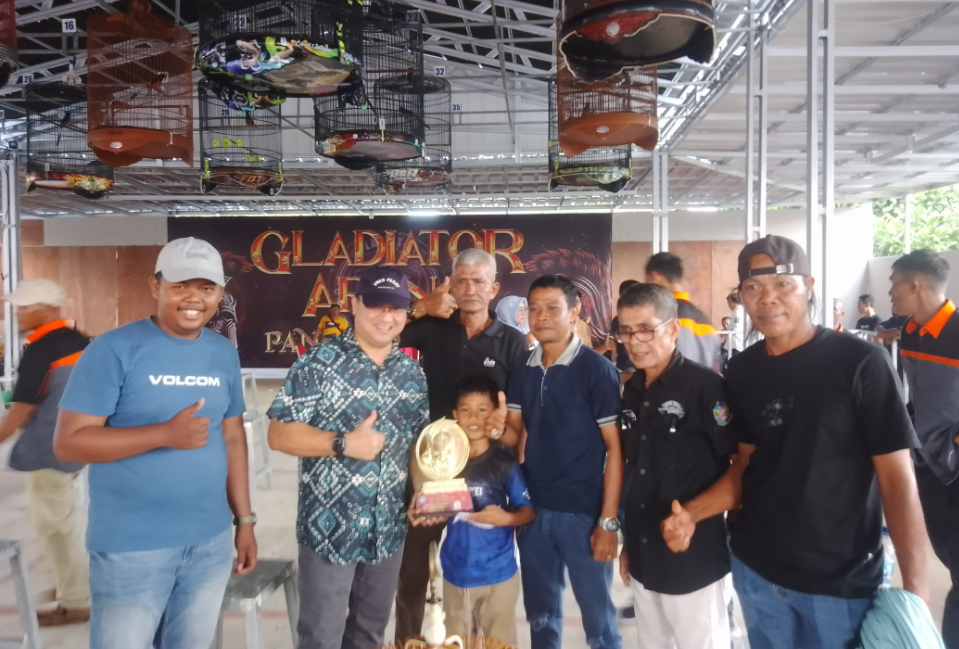 Gladiator Arena Pangkalpinang yang beralamat di Jalan Jerambah Gantung Kerabut, festival dan lomba burung berkicau tingkat nasional digelar dengan meriah. Acara ini dihadiri oleh Erzaldi Rosman Djohan, mantan Gubernur Kepulauan Bangka Belitung, yang datang untuk memberikan dukungannya. Minggu (21/7/2024).