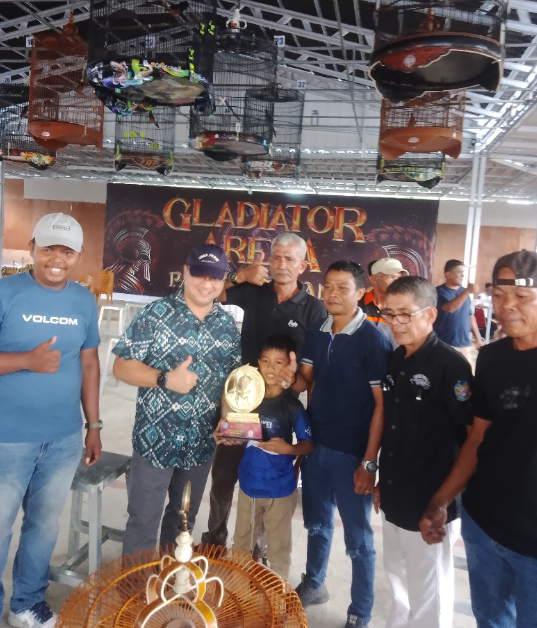 Gladiator Arena Pangkalpinang yang beralamat di Jalan Jerambah Gantung Kerabut, festival dan lomba burung berkicau tingkat nasional digelar dengan meriah. Acara ini dihadiri oleh Erzaldi Rosman Djohan, mantan Gubernur Kepulauan Bangka Belitung, yang datang untuk memberikan dukungannya. Minggu (21/7/2024).  Kegiatan ini merupakan acara rutin yang diselenggarakan oleh pecinta burung guna menyalurkan hobi mereka di tengah kesibukan sehari-hari. Diharapkan, acara seperti ini bisa menjadi "obat" pengganti kelelahan akibat aktivitas harian. 