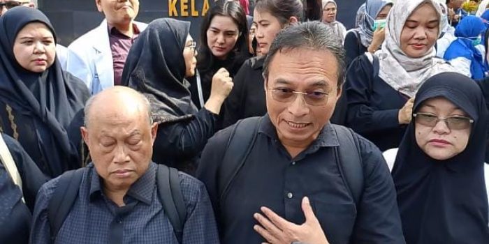 Pangkalpinang — Sidang perdana klarifikasi Perkara Kesehatan dengan nomor 295/Pid.Sus/2025/PN Pgp dengan terdakwa dr Ratna Setia Asih digelar di Pengadilan Negeri Pangkalpinang pada Kamis, 4 Desember 2025. Agenda tersebut menjadi perhatian besar kalangan medis di Bangka Belitung. Sejak pagi, ratusan tenaga kesehatan—mulai dari dokter umum, dokter spesialis hingga perawat—memadati area depan PN Pangkalpinang untuk menggelar aksi damai.