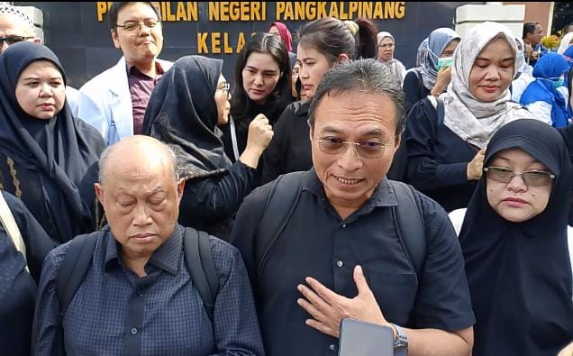 Pangkalpinang — Sidang perdana klarifikasi Perkara Kesehatan dengan nomor 295/Pid.Sus/2025/PN Pgp dengan terdakwa dr Ratna Setia Asih digelar di Pengadilan Negeri Pangkalpinang pada Kamis, 4 Desember 2025. Agenda tersebut menjadi perhatian besar kalangan medis di Bangka Belitung. Sejak pagi, ratusan tenaga kesehatan—mulai dari dokter umum, dokter spesialis hingga perawat—memadati area depan PN Pangkalpinang untuk menggelar aksi damai.
