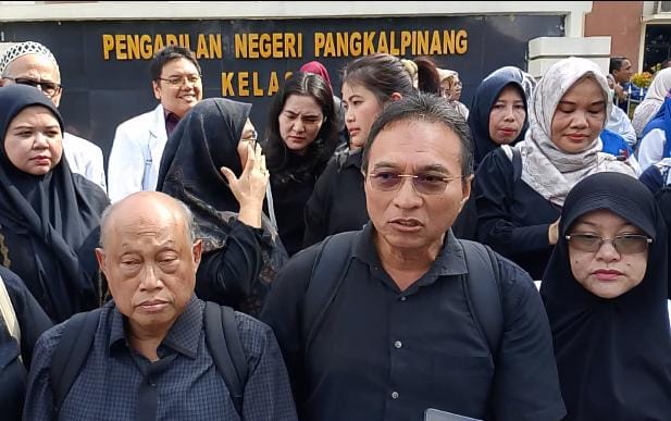 Pangkalpinang – Ratusan tenaga kesehatan dari berbagai profesi mengepung halaman Pengadilan Negeri Pangkalpinang, Kamis (4/12/2025)