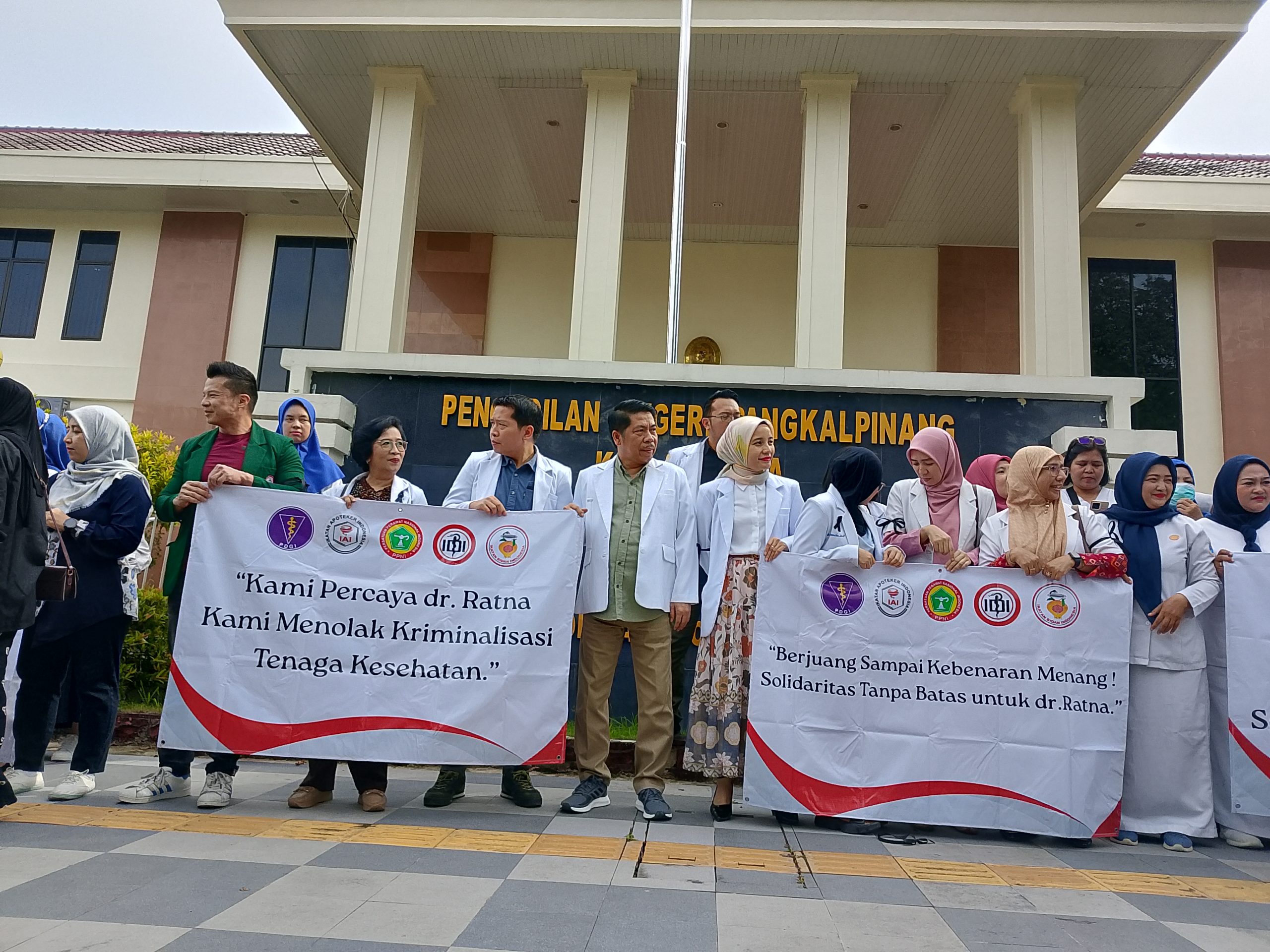 Pangkalpinang – Ratusan tenaga kesehatan dari berbagai profesi mengepung halaman Pengadilan Negeri Pangkalpinang, Kamis (4/12/2025)