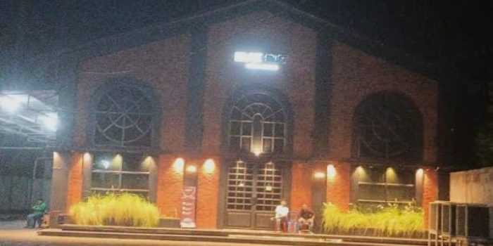 Blackout Cafe & Lounge Klarifikasi Perizinan: TegaskanJurnalSiber.Com (Pangkalanbaru) — Manajemen Blackout Cafe & Lounge (PT Bangka Cafe & Resto) akhirnya angkat bicara menanggapi pemberitaan yang beredar terkait status perizinan usaha mereka. Melalui hak jawab resmi yang disampaikan pada Rabu (21/1/2026), manajemen menegaskan bahwa seluruh proses perizinan telah ditempuh sesuai dengan ketentuan peraturan perundang-undangan yang berlaku.